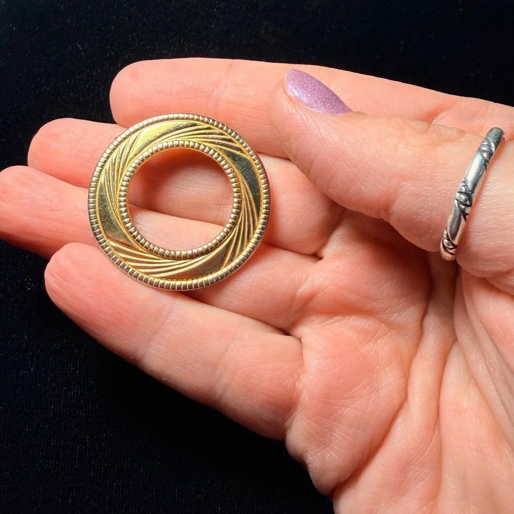 Vintage Gold‎ Tone Textured Circle Brooch Geometric Open Wreath Pin 1.5 Inch 70s